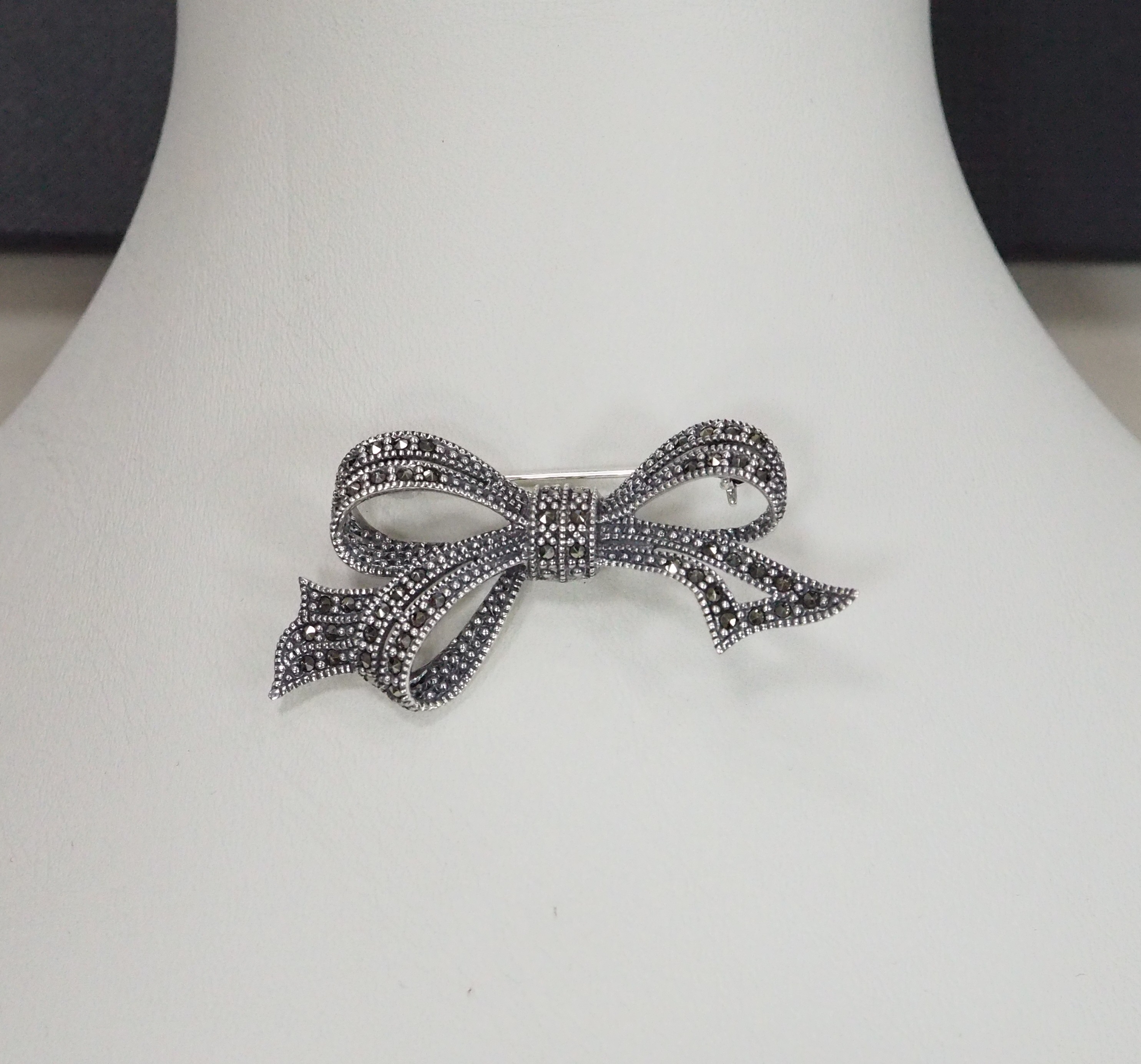 Серебряная брошь с марказитами "Бант"